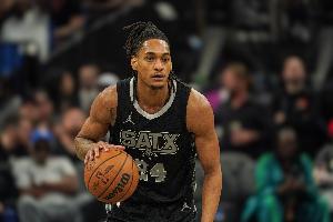 支撑!瓦塞尔上半场12中5&三分7中3得到13分 全队唯一得分上双