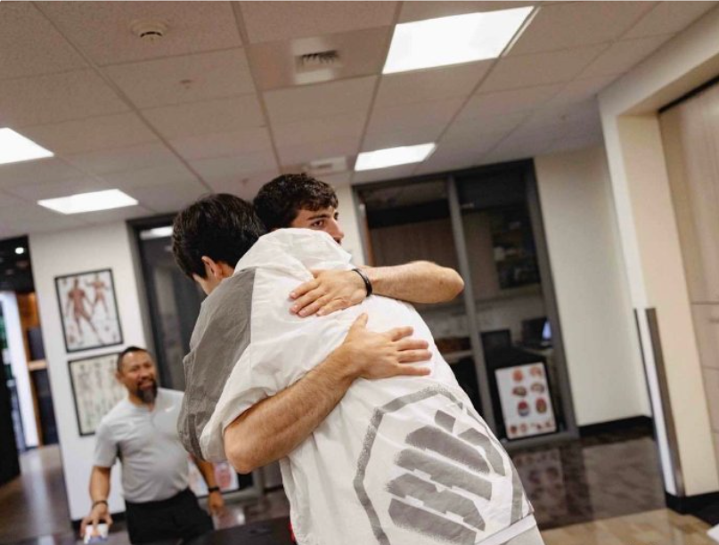 世俱杯下注-得到队友认可!开拓者主力阿夫迪亚主动与杨瀚森打招呼拥抱